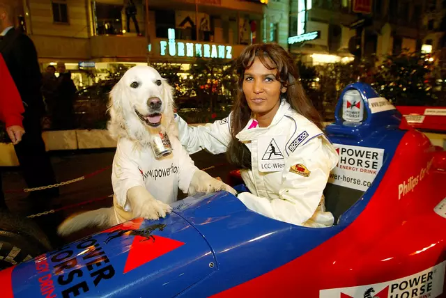 2002 bei einer PK in der Konditorei "Oberlaa" in einem Formel-1-Fahrzeug. | Foto: Alexander Tuma / Tuma Alexander / picturedesk.com
