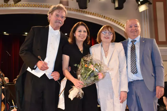 Benefizkonzert mit den Musikern Norbert Pfafflmeyer und Doris Adam zum 55. Jubiläum des Lions Clubs Baden Helenental mit Renate und Präsident Heinz Haberfeld. | Foto: Preineder
