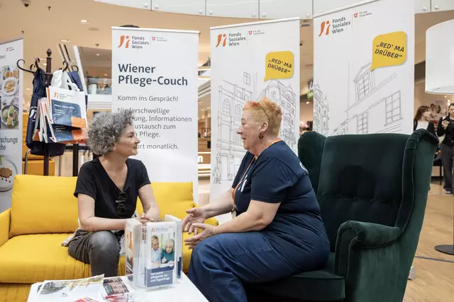 Mit einem Hauch Wohnzimmer-Feeling kommt die „Wiener Pflege-Couch“ am Mittwoch, 21. Mai, in das Gesundheitszentrum Mariahilf. | Foto: FSW