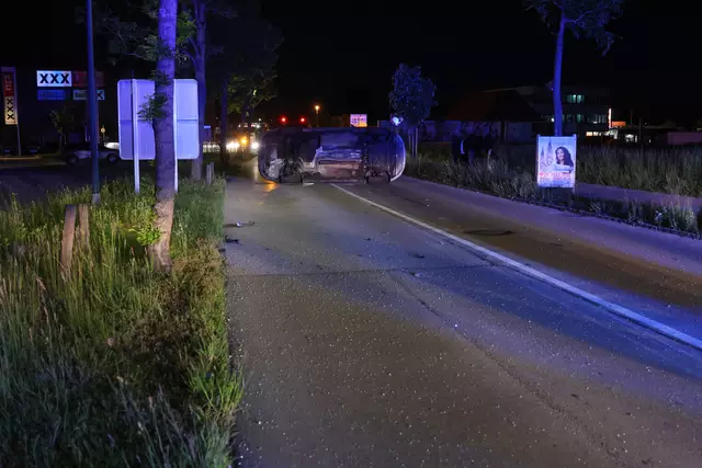 In Wels-Lichtenegg verlor ein Lenker die Kontrolle über seinen Ford-Galaxy, schoss über den Kreisverkehr der Noitzmühlstraße und blieb mit dem Pkw auf der Seite liegen. | Foto: laumat.at