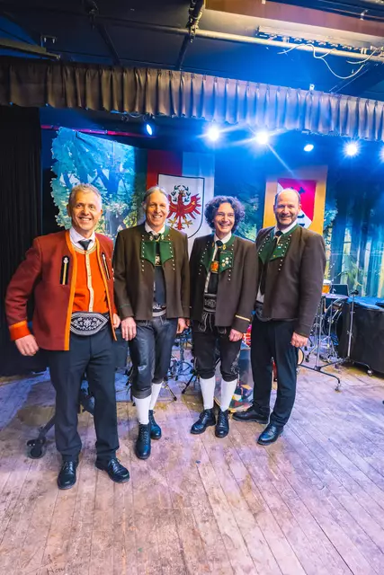 Bez.-Obm. R. Lener, Obm. J. Buttler, Kpm. G. Filz und Bgm. D. Stern | Foto: Pernsteiner