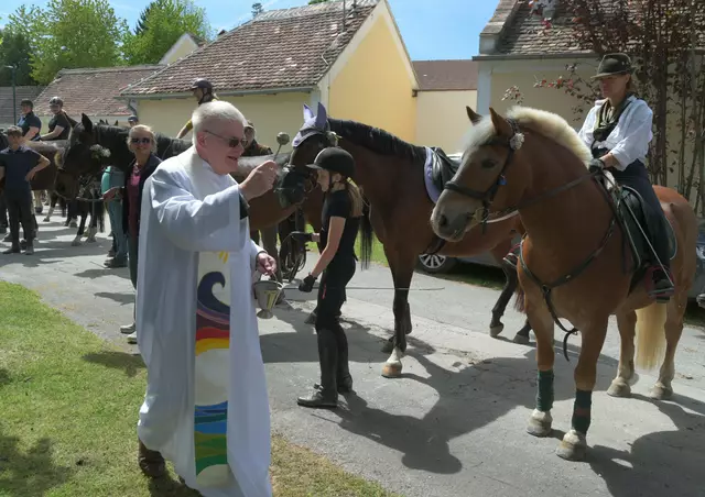 Die Segnung selbst wurde von Pfarrer Dominicus durchgeführt, der mit seiner ruhigen und einfühlsamen Art jedem einzelnen Pferd und Reiter einen Segen mit auf den Weg gab. | Foto: Rudolf Wöhrle