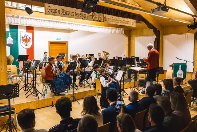 Mit "Highlights from Shrek 2" eröffnete die Jugendkapelle | Foto: Pernsteiner