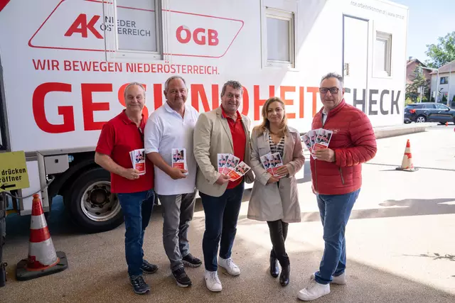 Markus Berger und Hans-Joachim Haiderer (AK-Abteilung Betriebsservice- und Funktionär*innenausbildung), Horst Pammer (AK Niederösterreich-Vizepräsident), Krisztina  Vaprezsan (Center Management Fischapark) und Gerald Pahr (Leiter AK-Bezirksstelle Wr. Neustadt) präsentierten den Gesundheitstruck im Shopping Center Fischapark. | Foto: AK Niederösterreich/Gattinger