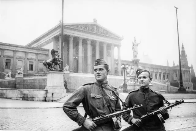 Zwei Rotarmisten vor dem Parlament, 1945. | Foto: Jewgenij Chaldej