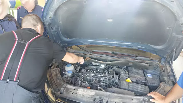 Das Problem war im Motorraum zu finden. | Foto: FF Waidhofen/Thaya