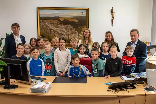 Die 3A mit Bürgermeister Jakob Thaler (Mitte), Vizebürgermeister Tobias Hahn (rechts daneben) und Nina Eichinger (links daneben) sowie Stadtamtsdirektor Hermann Neumeister, Standesbeamtin Barbara Haider, Lehrerin Elisabeth Reiter-Waba und Bürgermeister Franz Mold (hinten, v.l.). | Foto: Stadtgemeinde Zwettl