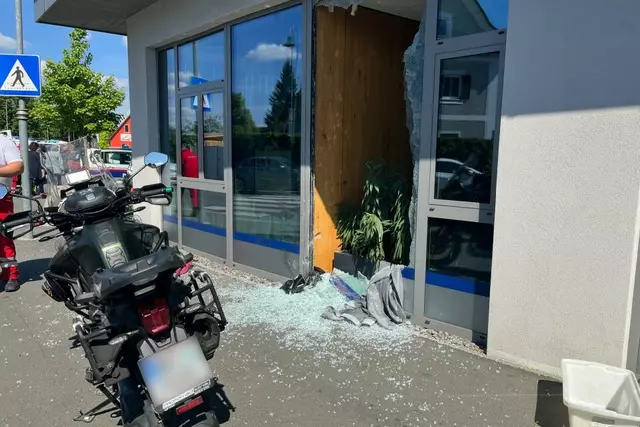 Die 39-jährige Motorradfahrerin fuhr in die Glasfassade und verletzte sich dabei schwer. | Foto: Stadtfeuerwehr Leibnitz
