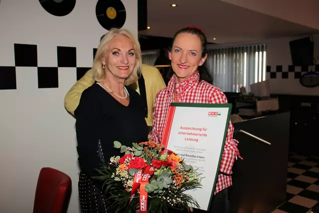 Frauenpower: Riki Vogl von Frau in der Wirtschaft und Roswitha Scherz mit Urkunde | Foto: Cescutti