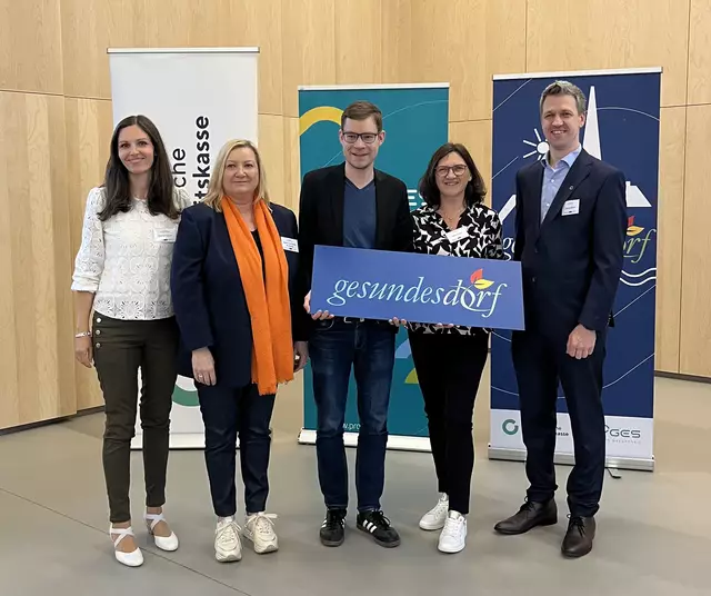 "Gesundes Dorf“-Regionalmanagerin Marion Wurm, ÖGK-LandesstellenausschussvorsitzendeSabine De Martin de Gobbo, „Gesundes Dorf“-Arbeitskreisleiter GV Sascha Krikler, „Gesundes Dorf“-Arbeitskreismitglied Heidi Knabl, ÖGK-Projektmanager Georg Weber | Foto: Gemeindevorstand Sascha Krikler