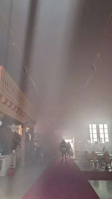 Im Einsatz standen zahlreiche Fahrzeuge, darunter der Großlüfter Neumarkt und das Atemschutzfahrzeug Seekirchen. | Foto: Freiwillige Feuerwehr Henndorf am Wallersee