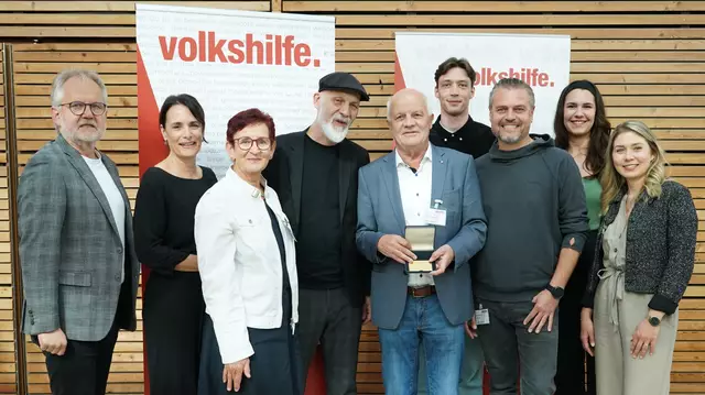 Bei der Landeskonferenz der Volkshilfe OÖ wurde Hans Affenzeller (Bildmitte) ausgezeichnet. Als Gratulanten stellten sich neben Mitgliedern des Bezirksvereines Freistadt auch Landesvorsitzender Michael Schodermayr (links) sowie Volkshilfe Österreich-Direktor Erich Fenninger (mit Kappe) ein.
 | Foto: Volkshilfe OÖ