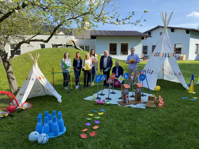 Übergabe der neuen Spielsachen: Vertreter der Rottenmanner Siedlungsgenossenschaft mit Vertretern der Marktgemeinde Langenwang und Vertreterinnen vom Pfarrkindergarten.  | Foto: Marktgemeinde Langenwang