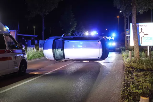 In Wels-Lichtenegg verlor ein Lenker die Kontrolle über seinen Ford-Galaxy, schoss über den Kreisverkehr der Noitzmühlstraße und blieb mit dem Pkw auf der Seite liegen. | Foto: laumat.at