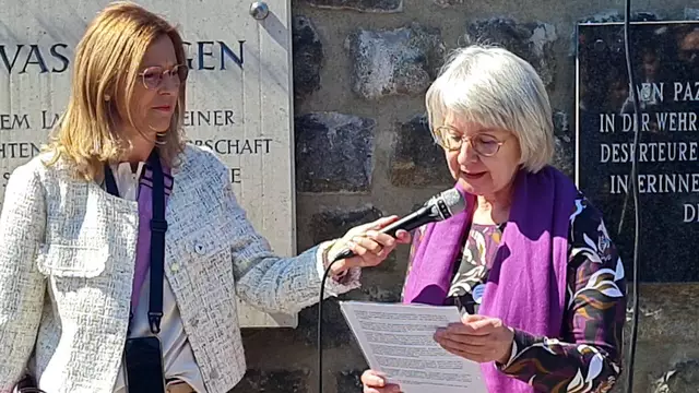 Biografin Renate Grasser aus Wels (re.) gibt einen Einblick über die Opfergruppe der Zeugen Jehovas in Wels

Foto FMZ