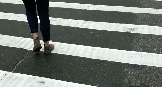 Am 8. November zog sich eine Grazerin bei einem Sturz Femurbrüche in der linken Hüfte zu. Sie schildert, sie sei von einem ausparkenden Auto angefahren worden und sucht jetzt nach einer beim Unfall anwesenden Frau.  | Foto: unsplash/S Turby
