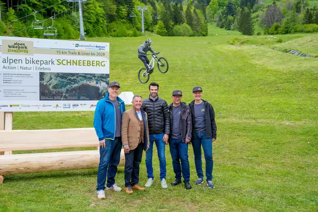 Die NÖVOG Geschäftsführer Michael Hasenöhrl und Wolfgang Schroll (außen links & rechts), Puchbergs Bürgermeister Christian Dungl (SPÖ), LH-Stellvertreter Udo Landbauer (FPÖ) und der Geschäftsführer der Schneeberg Sesselbahn Hubert Resch mit Markenbotschafter Clemens Kaudela (am Bike). | Foto: ÖVOG/Bollwein