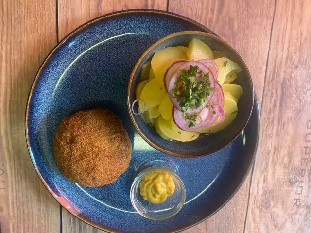 Fleisch-Laibchen mit Erdäpfelsalat und selbstgemachten Senf | Foto: Karin Thomas
