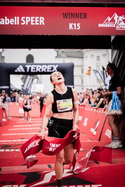 Isabell Speer beim Zieleinlauf des „Trail Classic“ am 3. Mai. | Foto: Philipp Reiter