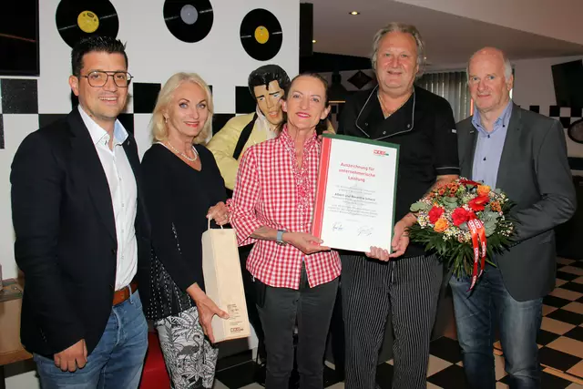 Eine Wirtschaftskammer-Delegation mit Lukas Kalcher, Riki Vogl und Werner Jost gratulierten Roswitha und Albert Scherz. | Foto: Cescutti