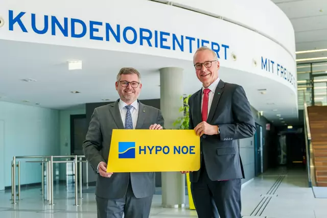 Finanzlandesrat Ludwig Schleritzko und Vorstand Wolfgang Viehauser sind stolz auf die Auszeichnung der HYPO NOE als einer der Forbes World’s Best Bank österreichweit. | Foto: HYPO NOE / Bollwein