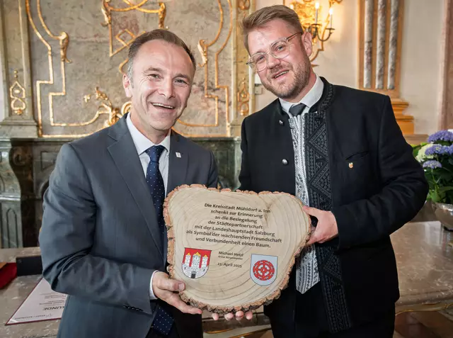 Salzburgs Bürgermeister Bernhard Auinger und sein Amtskollege Michael Hetzl der oberbayrischen Kreisstadt Mühldorf am Inn bei der Unterzeichnung der Städtepartnerschaft. | Foto: Stadt Salzburg/ Alexander Killer