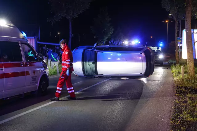 In Wels-Lichtenegg verlor ein Lenker die Kontrolle über seinen Ford-Galaxy, schoss über den Kreisverkehr der Noitzmühlstraße und blieb mit dem Pkw auf der Seite liegen. | Foto: laumat.at