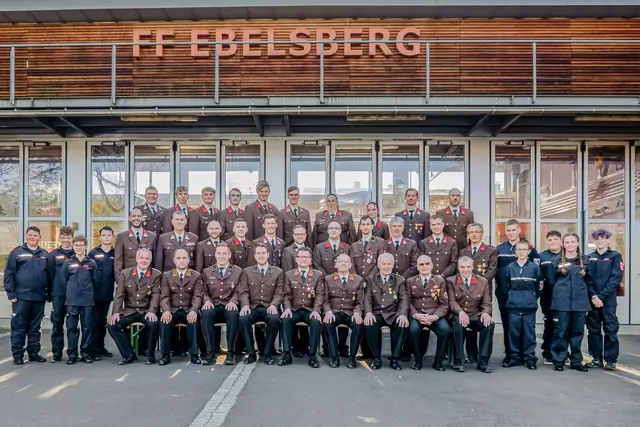 Die Ebelsberger Truppe besteht heute aus 30 freiwilligen Männern und Frauen. ) Burschen und Mädchen bilden den begeisterten Nachwuchs. | Foto: FF Ebelsberg