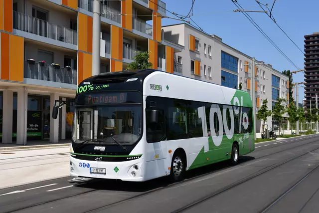 Die wesentlichen Vorteil des Was­ser­stoff-Brenn­stoff­zel­len­busses im Vergleich zum batterieelekrtischen Bus: höhere Reichweite, weniger Gewicht und kurze Betankungsdauer.  | Foto: Holding Graz
