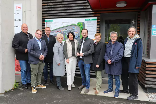 Das Altstoffsammelzentrum ist ein Aushängeschild für umweltbewusstes Handeln und ein starkes Symbol für Innovationskraft: Im Bild: Alfred Reinwald, Justin Hofmann,vGernot Kreindl, Renate Gesselbauer, Margit Keshmiri, Florian Wernbacher, Birgit Sandler, Gerd Krusche und Susanne Sinz (v. l.) | Foto: Armin Russold