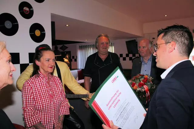 Lukas Kalcher übergab Roswitha und Albert Scherz die Jubiläumsurkunde. | Foto: Cescutti
