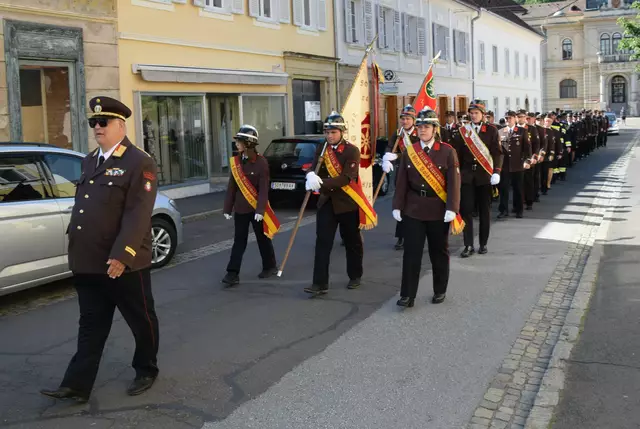 Aufmarsch der Feuerwehren im Zentrum der Altstadt.  | Foto: Irzl 