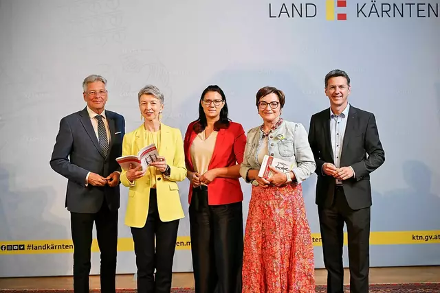 LH Peter Kaiser, LHStv.in Gaby Schaunig, LR.in Sara Schaar, LR.in Beate Prettner und LR Daniel Fellner präsentieren den neuen Sozialratgeber. | Foto: LPD Kärnten/Bauer