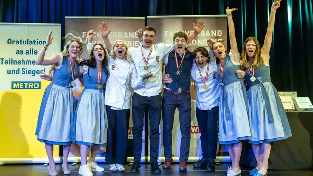 Das Team Salzburg holte zwei Staatsmeistertitel und in der Gesamtwertung hinter der Steiermark den zweiten Platz. Im Bild die Salzburger Teilnehmer (v. l.): Michelle Kohlmayr vom Hotel Völserhof in Bad Hofgastein (Silber in Service), Nicole Hessel vom Hotel Edelweiss in Großarl (Gold in Service), Katharina Aichhorn vom Hotel Sacher Salzburg (Bronze in Küche), Josef Leitner vom Hotel Berghof in St. Johann (Staatsmeister und Gold in Küche), Anton Santner vom Hotel Königgut in Wals (Staatsmeister und Gold in Service), Alex Ranggetiner vom Übergossene Alm Resort in Dienten (Gold in Küche), Elena Jenisch vom Hotel Sacher Salzburg (Silber in Rezeption) und Maya Nussbaumer vom Sheraton Grand Salzburg (Silber in Rezeption). | Foto: WKO/Thomas Pircher/bild[ART]isten