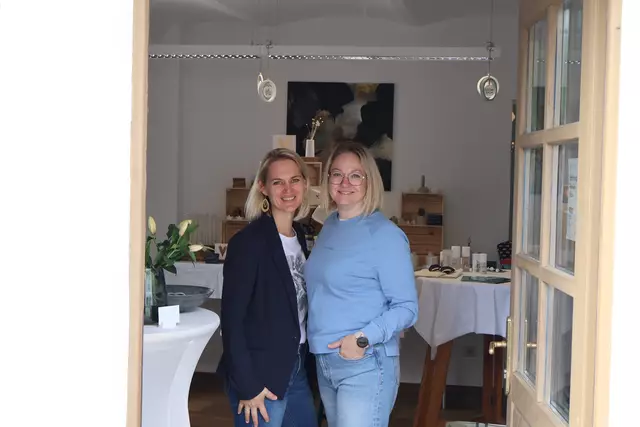 Tanja Bruckbauer und Felicitas Schöberl im Pop-up-Store in Grieskirchen. | Foto: MeinBezirk