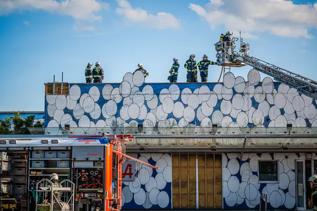 Die Berufsfeuerwehr Linz konnte den Brand am Dach und im Inneren des Geäudes rasch unter Kontrolle bringen.  | Foto: Team Fotokerschi/Schartner