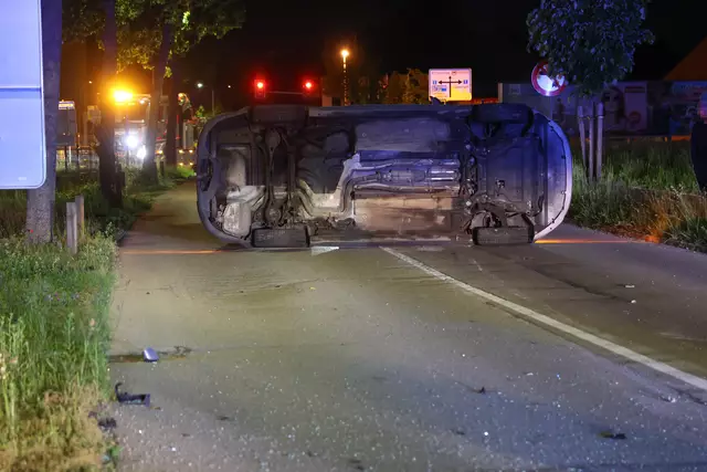 In Wels-Lichtenegg verlor ein Lenker die Kontrolle über seinen Ford-Galaxy, schoss über den Kreisverkehr der Noitzmühlstraße und blieb mit dem Pkw auf der Seite liegen. | Foto: laumat.at
