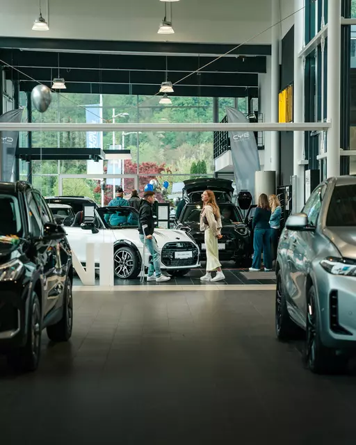 Viele Kunden nutzten die Gelegenheit, sich die neuesten Modelle genauer anzusehen. | Foto: driveMe