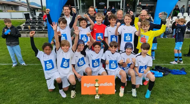 Jubelstimmung beim alten und zugleich neuen Bezirksmeister der Sparkassen-Schülerliga, der MS/Sport-MS Kitzbühel, mit Betreuer Florian Schatz (rechts hinten)