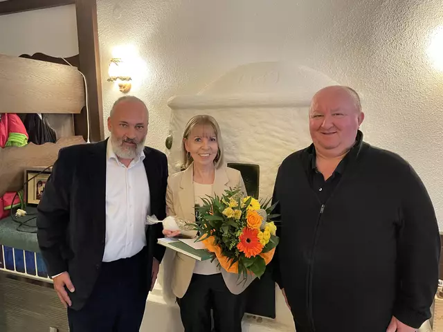 75er-Feier im Jeßnitztal: Jubilarin Waltraud Stasny (M.) mit Bürgermeister Manfred Zellhofer (ÖVP) und Pfarrer Marian Lewicki | Foto: Gemeinde St. Anton an der Jeßnitz
