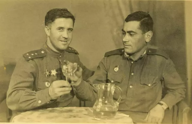 Zwei Rotarmisten in Zwettl, 1945; Neupölla. | Foto: Polleroß