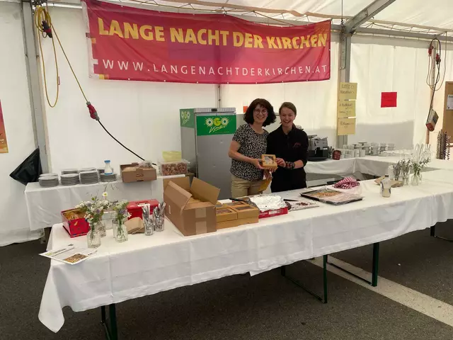 Margit Rohrer und ihre Kollegin versüßten den Besucherinnen und Besuchern den Tag. | Foto: Guido Linhart/MG-St.Veit