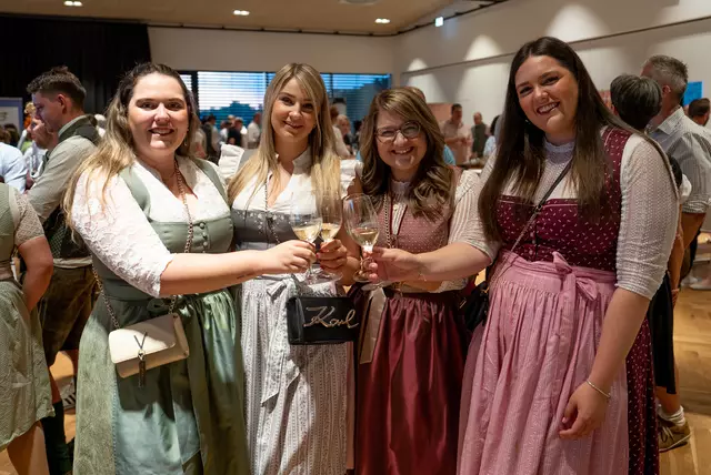 Einmal vor der Linse: Fotografin Michaela Lorber (2.v.r.) mit Freundinnen bei der Weinkost im ZIB St. Nikolai ob Drassling. | Foto: David Krenn