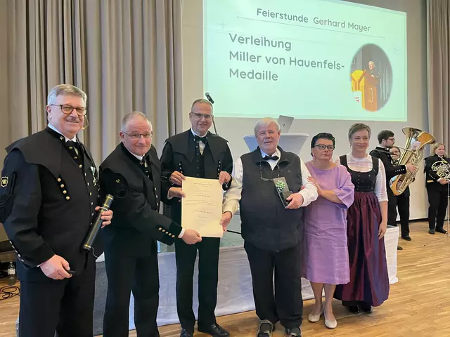 Auszeichnung von Gerhard Mayer mit der Miller von Hauenfels-Medaille (v. l.): Geschäftsführer Josef Pappenreiter, Vizepräsident Martin E. Lang, Präsident Helmut Flachberger, Gerhard Mayer, Eveline Mayer und Sekretärin Elisabeth Felser. | Foto: BVÖ