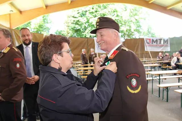 Bundesrätin Bernadette Kerschler, selbst aktive Feuerwehrfrau in Kaindorf an der Sulm, beim Auszeichnen der Feuerwehrsenioren. | Foto: ABI d. V. Herbert Putz/BFVL