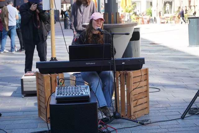 Sandra Rejak sorgte mit ihren Songs für eine gefühlvolle Stimmung bei der Eröffnung.  | Foto: Huber