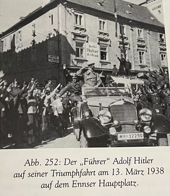 Adolf Hitler auf der Fahrt von Linz über Enns nach Wien im März 1938. | Foto: Fotoarchiv Museumverein Lauriacum Enns
