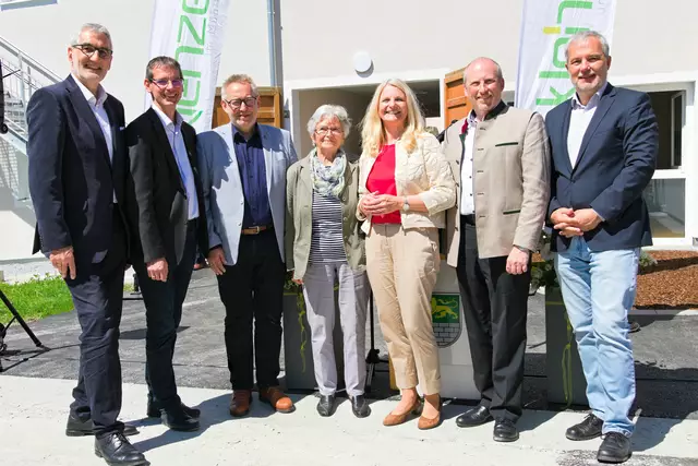 Franz Reischl (ProNah Genossenschaft), Johannes Brandl (SPES-Zukunftsakademie), Bürgermeister Franz Falkinger, Franziska Reischl (Bewohnerin), LAbg. Gertraud Scheiblberger, Bezirkshauptmann Valentin Pühringer und Vereinsobmann Anton Hocheneder (v.l.) | Foto: Alfred Hofer