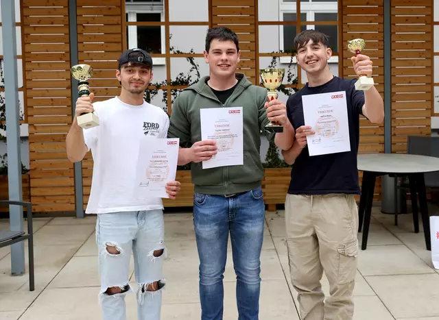 Noah Alexander Lorbeg mit Sieger Thomas Laubreiter und dem Drittplatzierten Mathias Bozic. | Foto: WKK/Kuess