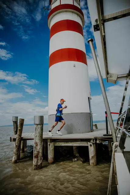 Rainer Predl bei einer seiner 3516 Runden rund um den Podersdorfer Leuchtturm. | Foto: Podersdorf Tourismus und Freizeit